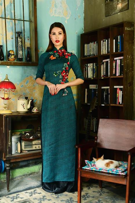 Cô ba Sài Gòn - Hoa đỏ